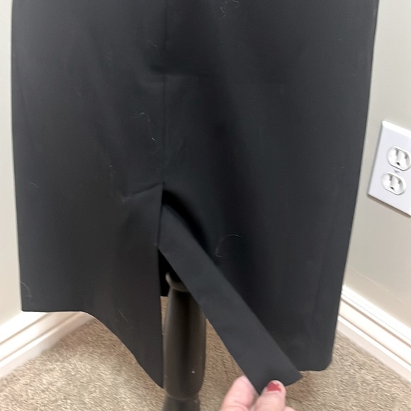 Nwot black skirt banana republic size 4 slit at bottom and zipper back mint cond - Picture 3 of 4